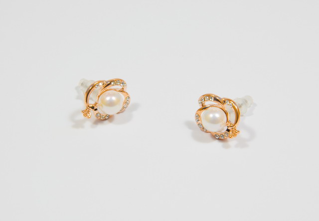 Perlové napichovacie náušnice rose gold A006
