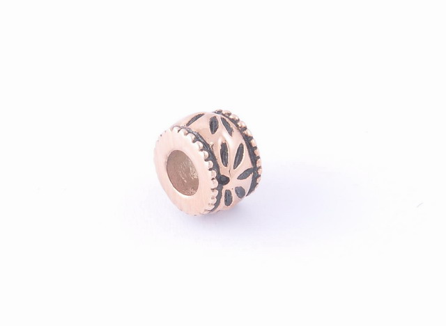 Oceľový prívesok – vintage kvetinový motív rose gold E049-2B