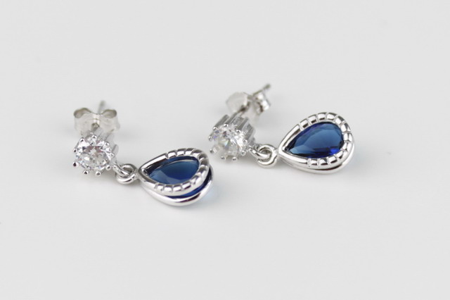 Elegantné strieborné náušnice so zirkónmi modré F017N
