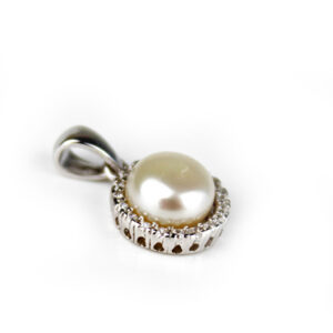 Strieborný prívesok s perlou a zirkónmi v tvare kruhu F084