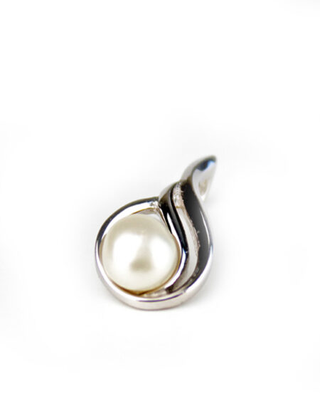 Elegantný strieborný prívesok s riečnou perlou F088 Elegantný strieborný prívesok s riečnou perlou F088