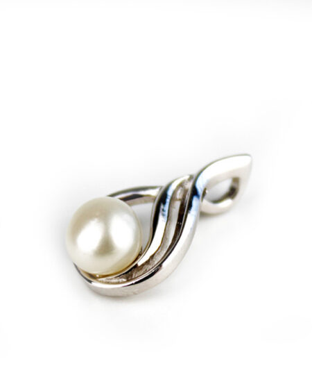 Elegantný strieborný prívesok s riečnou perlou F088