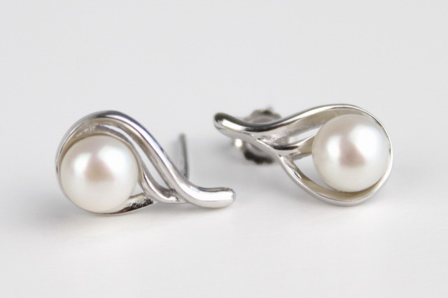 Elegantné strieborné náušnice s riečnou perlou F089
