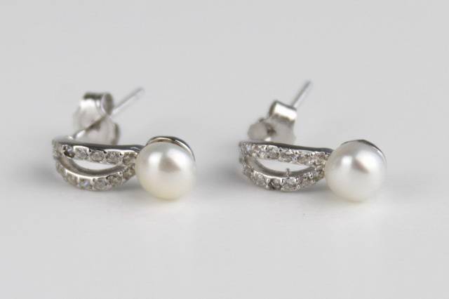 Elegantné strieborné náušnice s perlou a zirkónmi F095