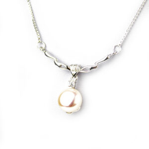 Elegantný strieborný náhrdelník s perlou F105
