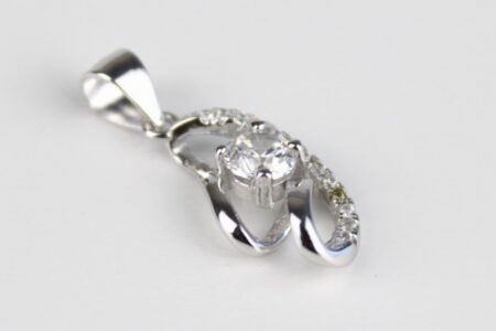 Elegantný strieborný prívesok so zirkónmi F132 Elegantný strieborný prívesok so zirkónmi F132