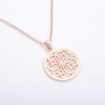 Rose gold náhrdelník s ornamentom kvietku G002-2T