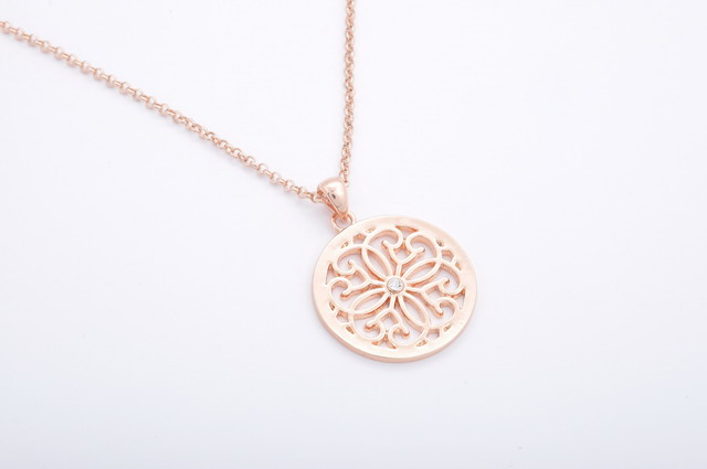 Rose gold náhrdelník s ornamentom kvietku G002-2T
