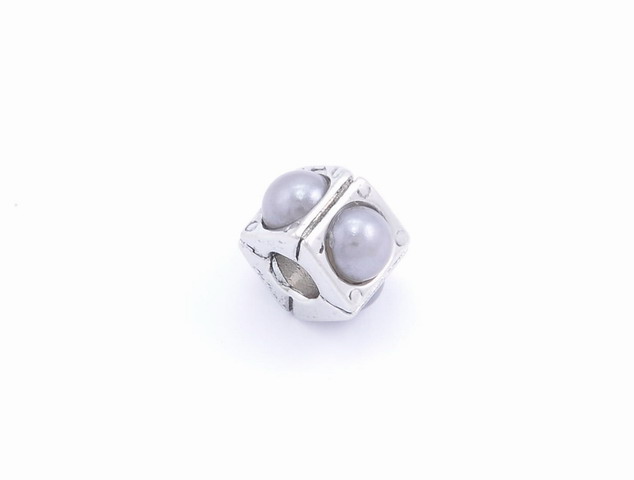 Prívesok –  kocka so sivými perlami G077-1Z