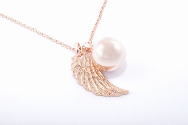 Náhrdelník s anjelským krídlom a perlou rose gold G099-2Q