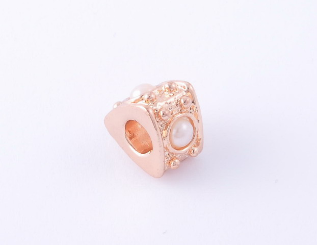 Prívesok – trojuholník s perlami rose gold G131-2W