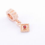 Prívesok – štvorcový s červeným kamienkom rosegold G137-2R