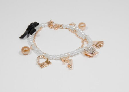 Perlový náramok s rose gold príveskami N050-25 Perlový náramok s rose gold príveskami N050-25