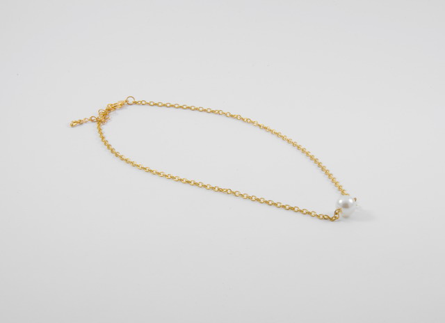 Jemný náhrdelník s bielou perlou gold N056